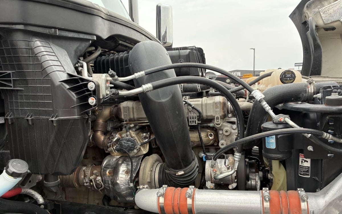2023 Freightliner Cascadia 126 — DD15 475 HP diesel engine