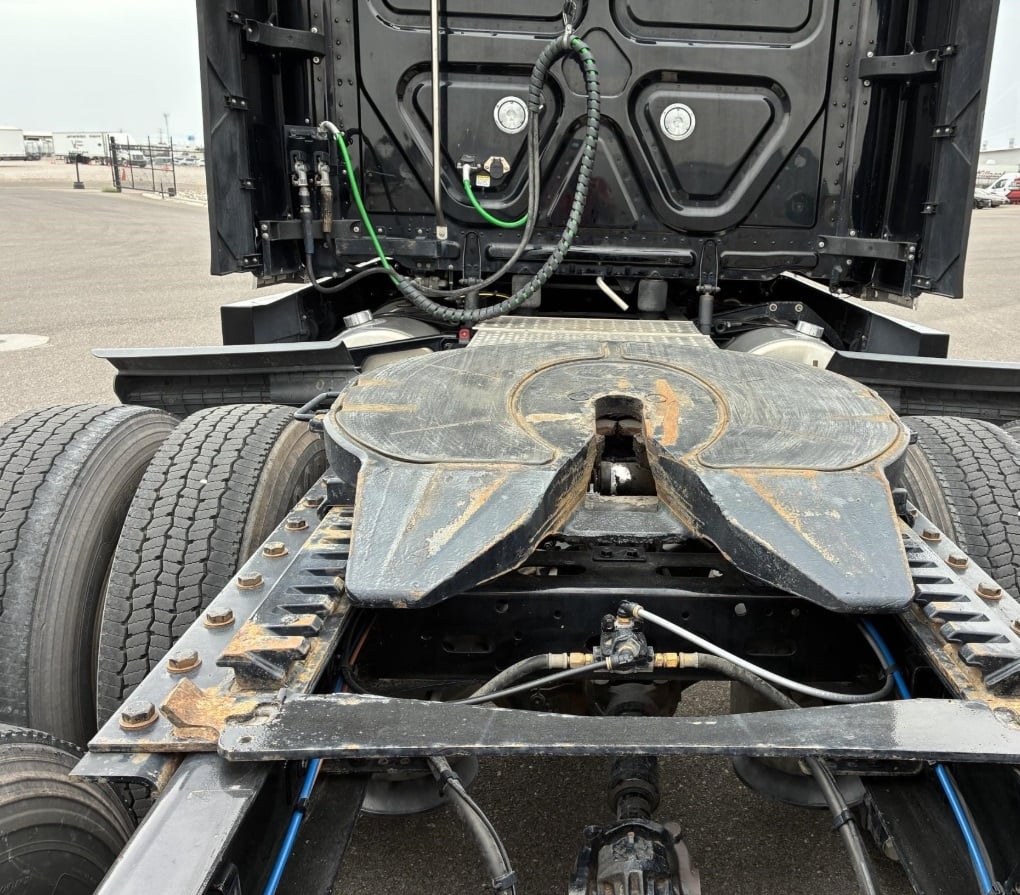 2023 Freightliner Cascadia 126 — fifth wheel hitch