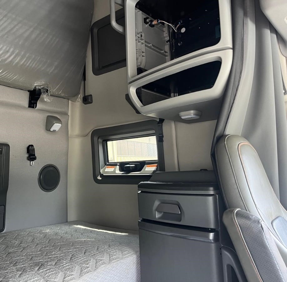 2023 Volvo VNL64T760 — sleeper bunk area