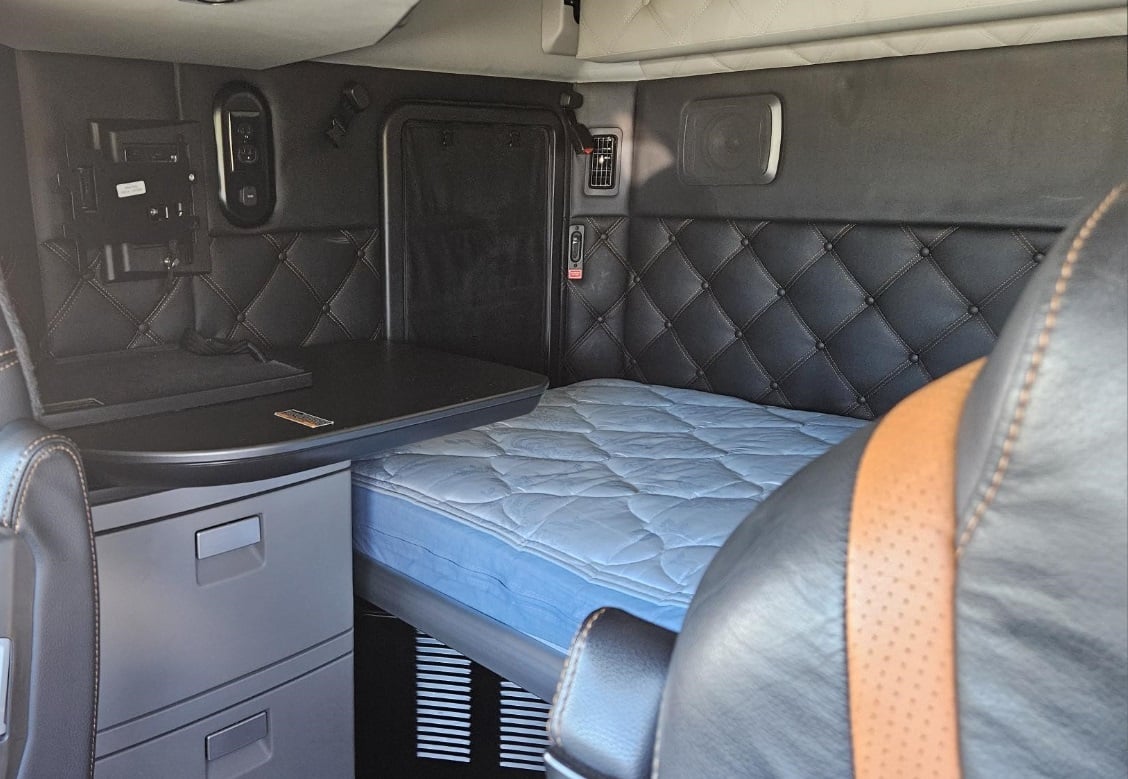 2022 Kenworth T680 — double bunk sleeper interior