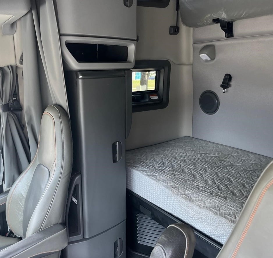 2023 Volvo VNL64T760 — sleeper cabin interior