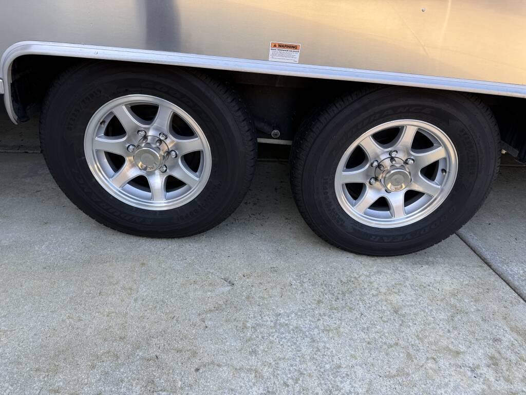 2022 Airstream Flying Cloud 27FBQ — tires and wheels