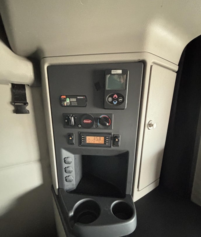 2024 Peterbilt 579 — cab control panel