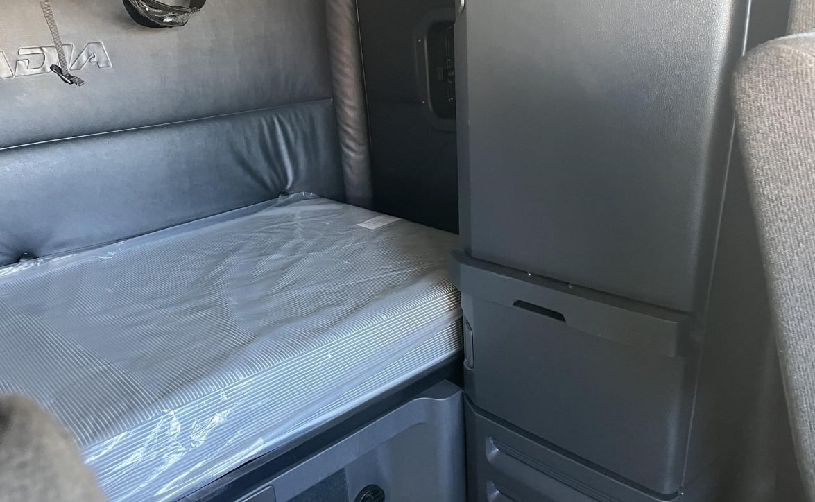 2023 Freightliner Cascadia 126 — sleeper berth