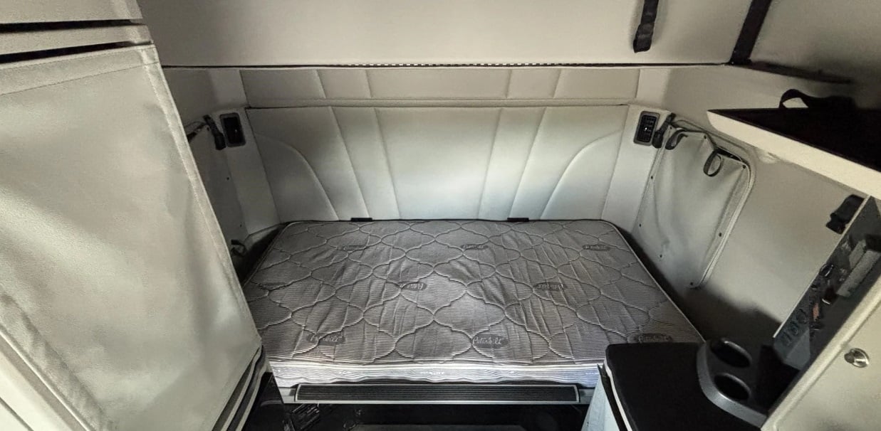 2024 Peterbilt 579 — sleeper mattress