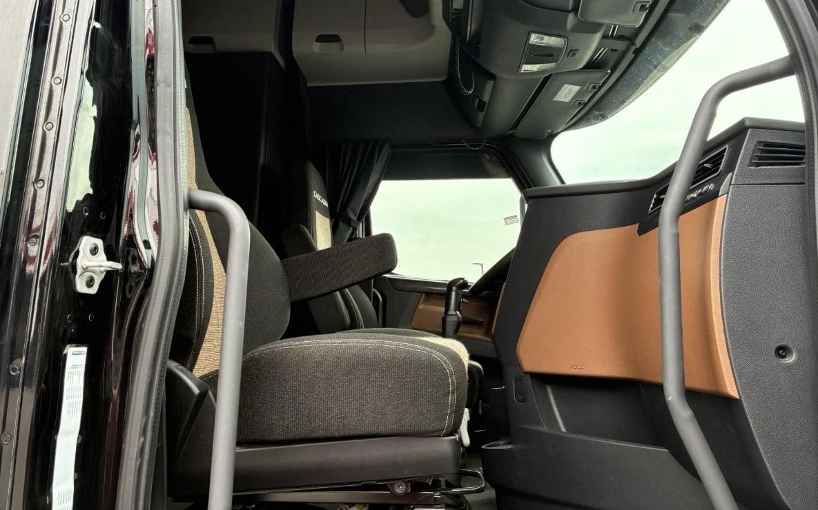 2023 Freightliner Cascadia 126 — heated and cooled driver seat