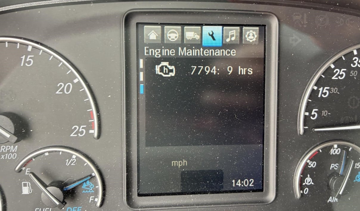 2023 Freightliner Cascadia 126 — engine maintenance display
