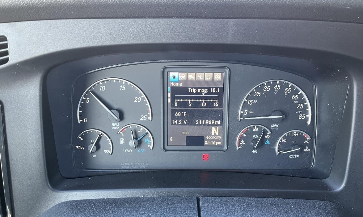 2023 Freightliner Cascadia 126 — dashboard gauges