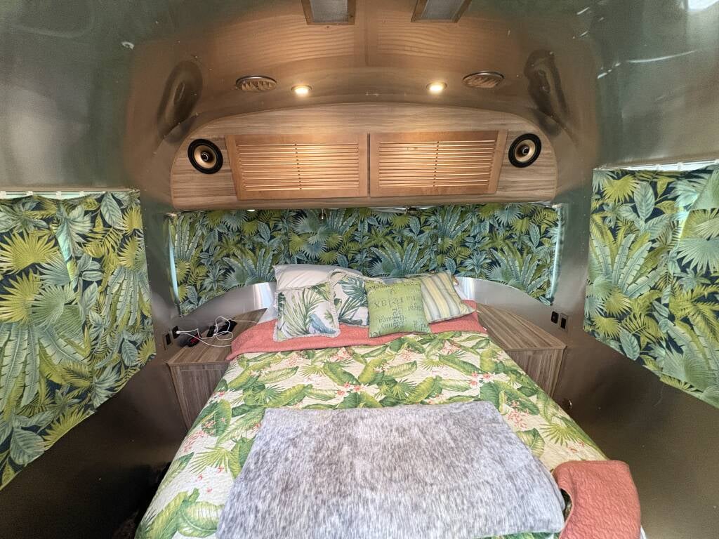 2019 Airstream Tommy Bahama Special Edition 27FB — bedroom interior