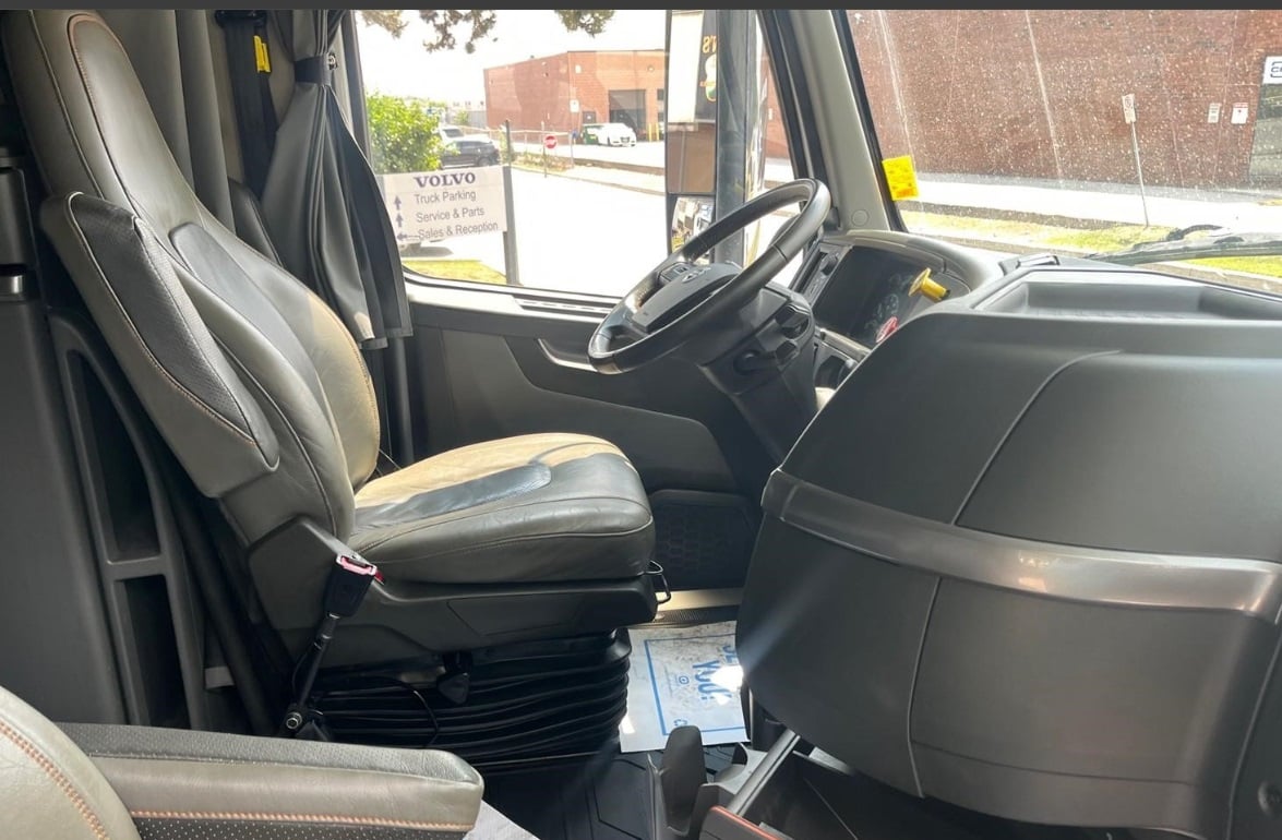 2023 Volvo VNL64T760 — cab interior
