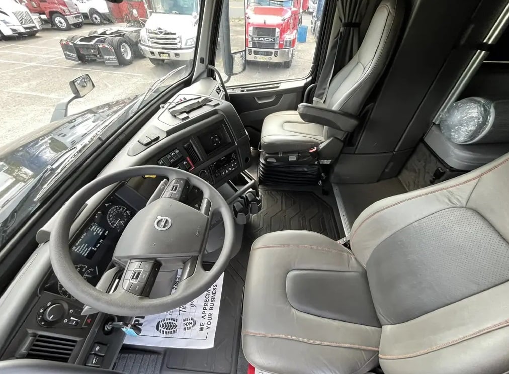 2024 Volvo VNL860 — leather seats and interior