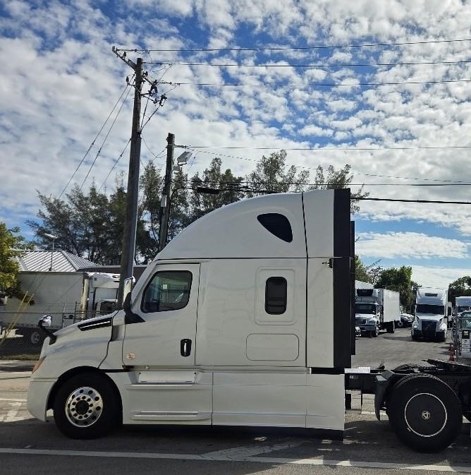 2024 Freightliner Cascadia 126 — side view