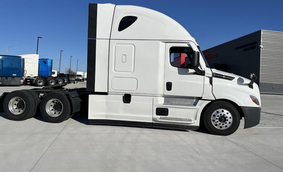 2023 Freightliner Cascadia 126 — side view