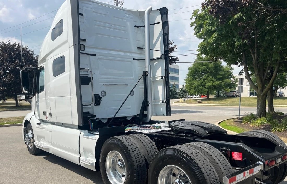 2023 Volvo VNL64T760 — sleeper cab exterior
