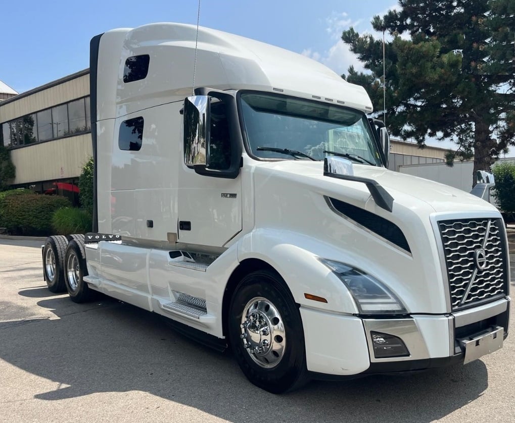 2023 Volvo VNL64T760 — front view