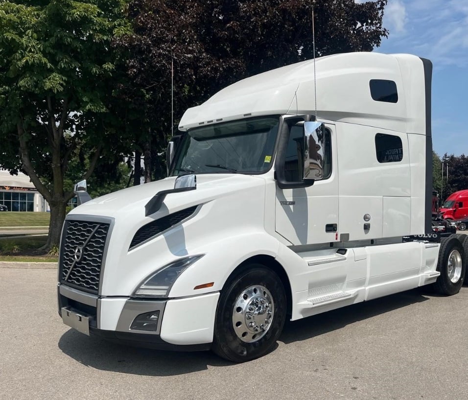 2023 Volvo VNL64T760 — side view